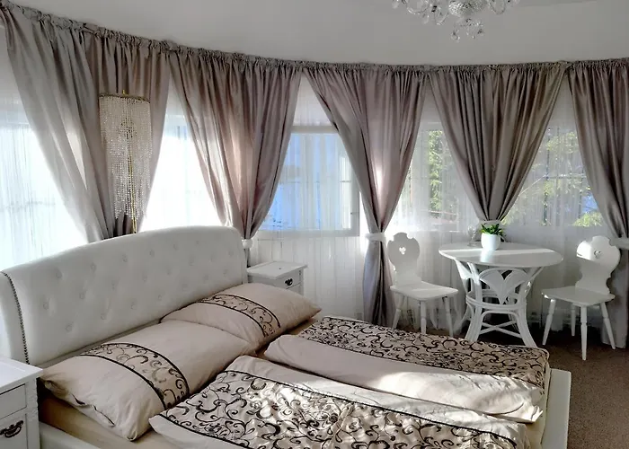 A Restaurace Belveder Romantico, Mini-zoo, Free Parking Яхимов